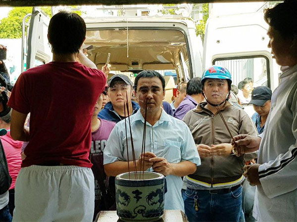 MC Quyền Linh viếng 2 hiệp sĩ vừa qua đời, thăm hỏi 3 hiệp sĩ bị trọng thương