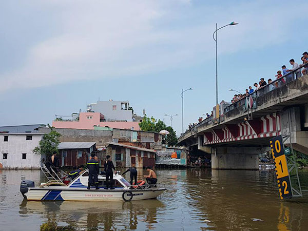 Người thân gào khóc chờ tìm bé trai 8 tuổi đuối nước mất tích