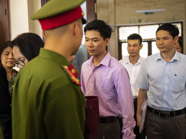 Nóng: Rời phòng xử án, BS Hoàng Công Lương khẳng định không đồng ý với toàn bộ cáo trạng