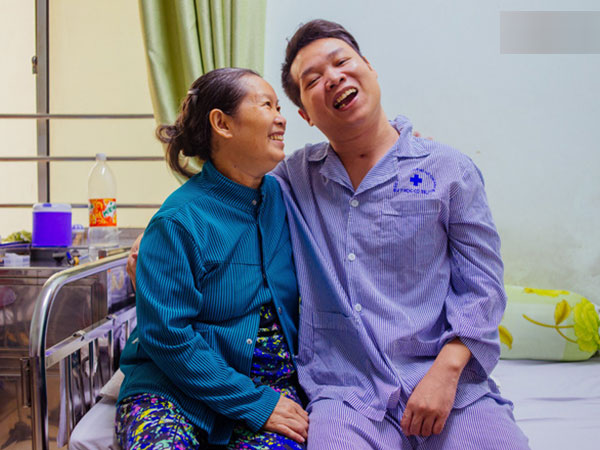 Trang nhật ký xúc động về mẹ của cậu trai bị liệt nửa người và tâm sự của những đứa con không còn mẹ