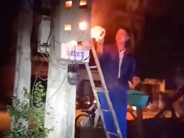 Xôn xao clip anh thợ điện cầm gáo dội nước vào hộp điện đang cháy để dập lửa
