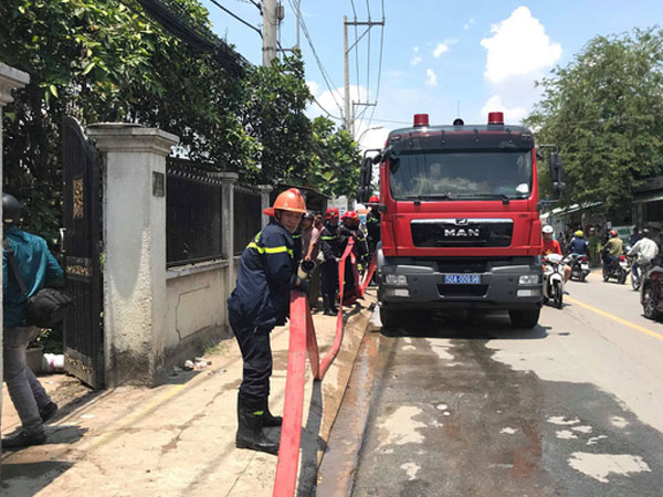 Xưởng mút xốp cháy ngùn ngụt giữa trưa, hàng chục công nhân tháo chạy