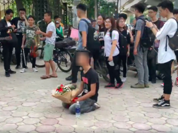 Anh chàng vứt hoa bỏ về sau 2 tiếng quỳ gối chờ bạn gái trước cổng trường Nhạc Viện Hà Nội