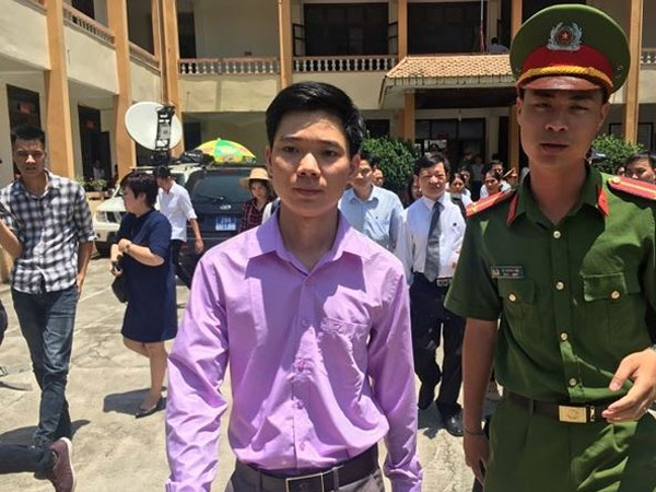 BS Hoàng Công Lương không tin Viện kiểm sát và xin giữ quyền im lặng, cả hội trường vỗ tay