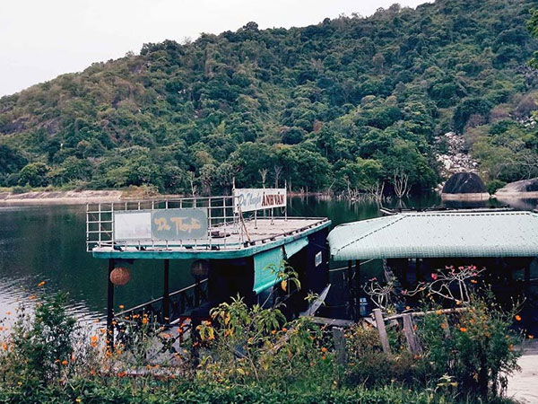 Bí thư huyện nợ đầm đìa, ngó lơ cho vợ lập khu du lịch 'chui'