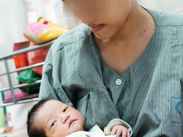 Chồng bỏ đi biền biệt, nghi có 'người mới', vợ ôm bụng bầu bỏ về quê thì đau đẻ luôn trên xe buýt