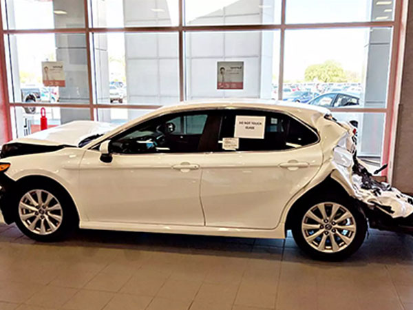 Đại lý Toyota trưng bày Camry bị đâm rúm ró để chứng minh độ an toàn