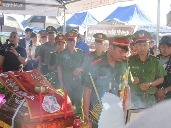 Dòng người xếp hàng dài tiễn đưa hiệp sĩ bị băng trộm SH đâm tử vong về với đất mẹ