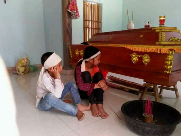Mẹ bị sét đánh tử vong, hai con thơ đeo khăn tang ngồi cạnh quan tài chờ bố từ Lào trở về