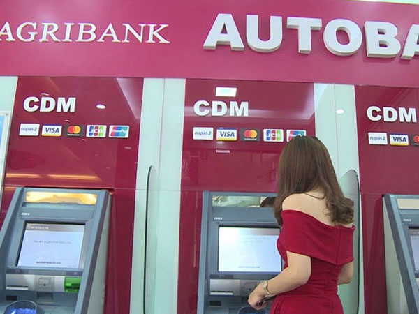 Ngân hàng đòi tăng phí trong lúc khách liên tục mất tiền từ thẻ ATM
