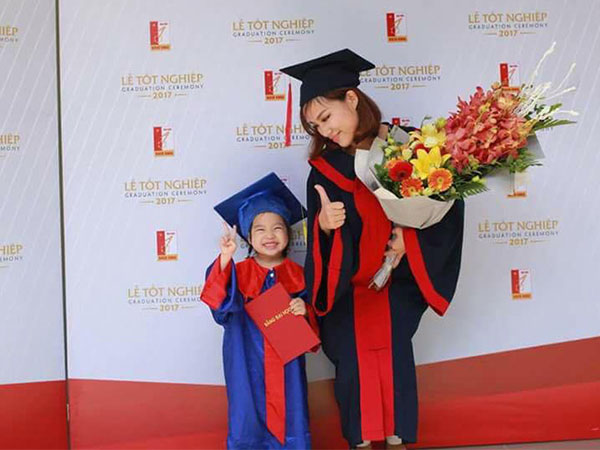 Nữ sinh Bách Khoa nhận bằng tốt nghiệp cùng con gái 3 tuổi: Làm mẹ đơn thân, sinh con xong 1 tuần đã lại đi làm