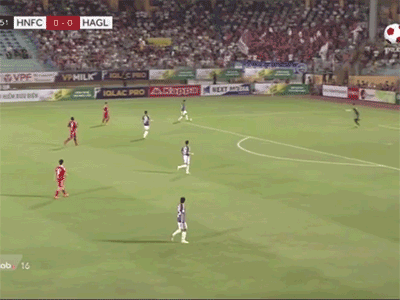 Video: Hai tình huống trả bóng hài hước trong trận CLB Hà Nội - HAGL