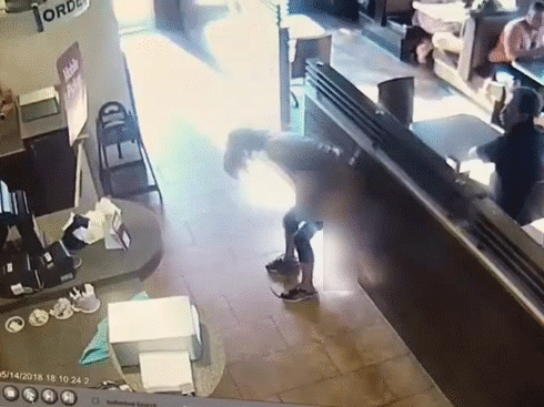 Canada: Bị từ chối không cho dùng toilet, người phụ nữ thả 'phẫn nộ' giữa quán cafe rồi bốc ném vào nhân viên