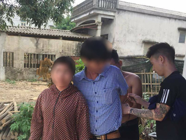 Dân vây bắt hai vợ chồng đi ô tô bán gà giống vì nghi ngờ bắt cóc trẻ em