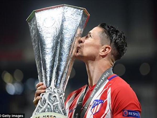 Fernando Torres: Khi chiếc cúp rác rưởi thành lời chào tạm biệt!