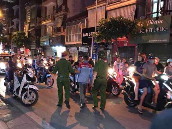 Hà Nội: Chờ con gái lớn vắng mặt, chồng dùng kéo đâm trọng thương vợ cũ