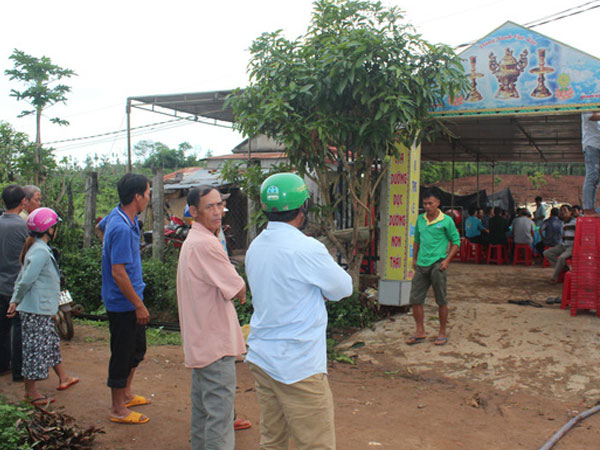 Mâu thuẫn tình cảm, chồng chém chết vợ rồi bỏ trốn