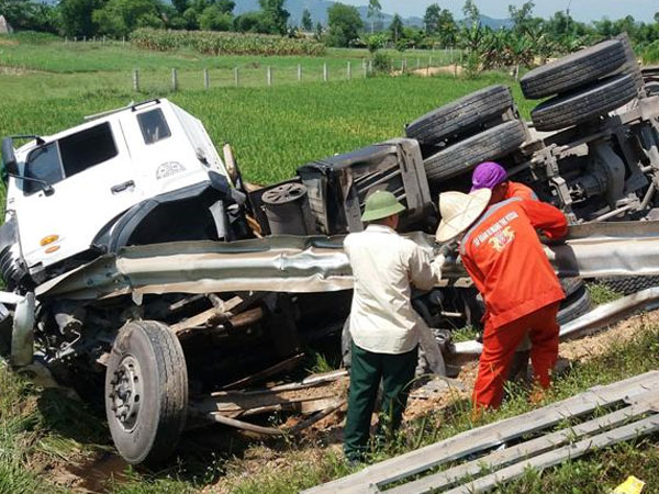 Người dân phá cửa đưa tài xế ra ngoài sau vụ lật xe bên đường