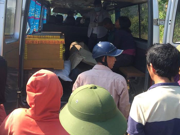 Người mẹ khóc ngất khi tìm thấy thi thể nam sinh 16 tuổi đuối nước