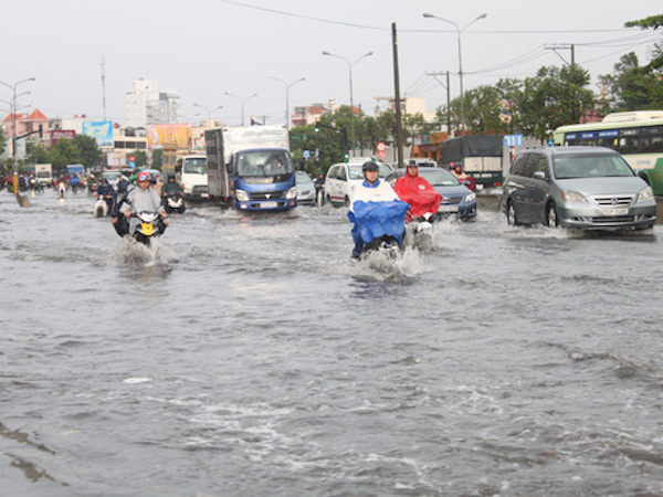 TP HCM: Chống ngập quá lỗi thời, dân còn 'bơi' dài dài