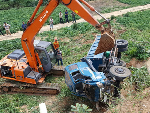 Xe tải mất lái lăn xuống thung lũng sâu 30m