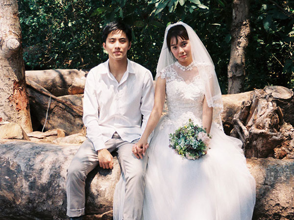 30 phút mượn vườn nhà bác hàng xóm, 9X Việt cho ra bộ ảnh cưới chất như film Hong Kong