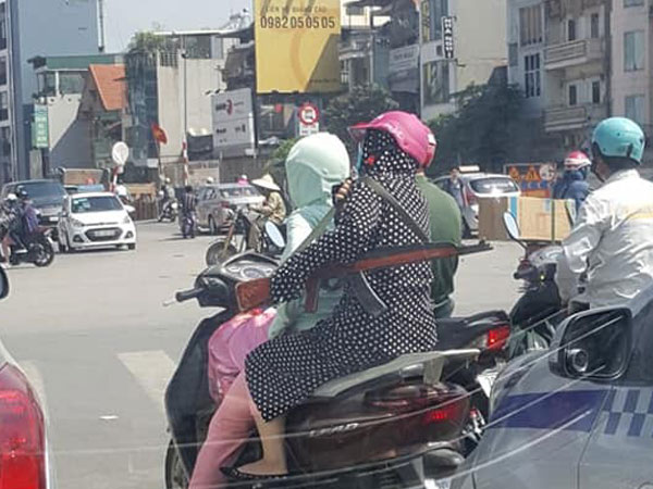 Hai chị ninja vác 'súng AK' tung hoành giữa đường phố Hà Nội