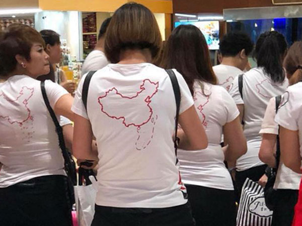 'Không thể chấp nhận du khách mặc áo đường lưỡi bò'