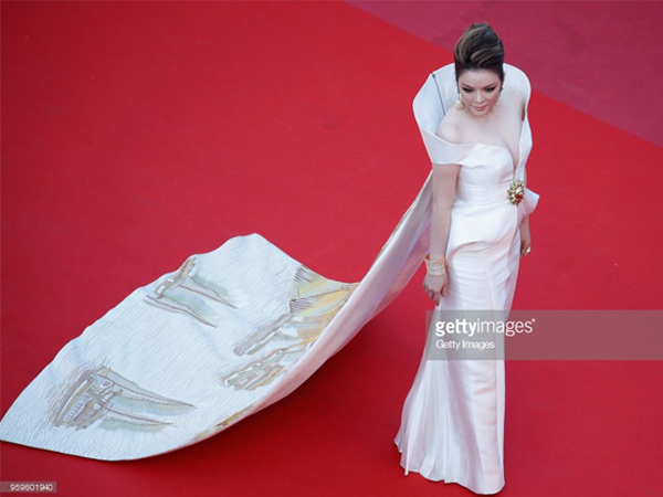 Lý Nhã Kỳ diện váy thêu quảng bá Vịnh Hạ Long trên thảm đỏ Cannes