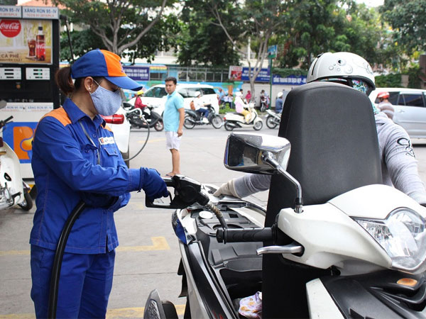Mua lít xăng, người dân trả thêm bao nhiêu nếu tăng thuế môi trường?