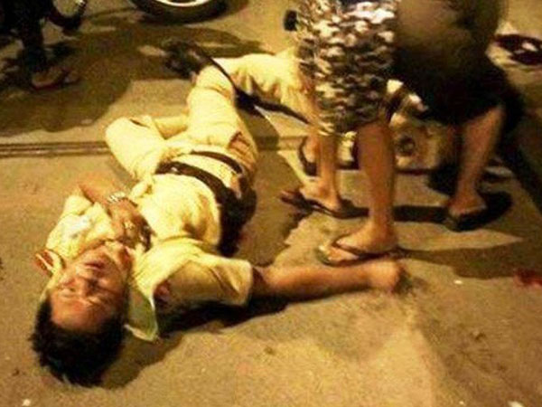 Nam thanh niên 18 tuổi cầm rựa đuổi chém công an