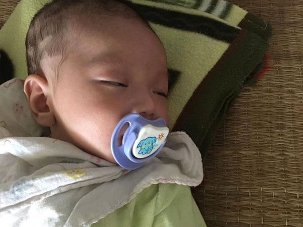 Nhờ bế hộ con để đi vệ sinh, mẹ bỏ luôn con trai 2 tháng tuổi trên xe khách
