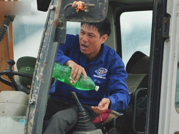 Nhọc nhằn bước chân mưu sinh của những người lao động nghèo dưới nắng nóng Hà Nội