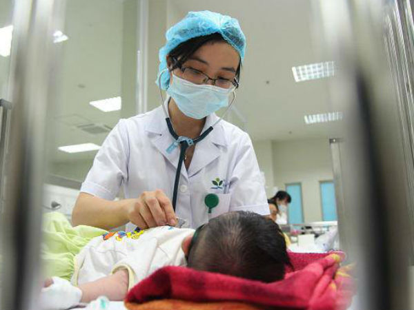 Thấy con sốt cao, ngủ li bì, đi khám mới biết mắc căn bệnh cực nguy hiểm khi nắng nóng