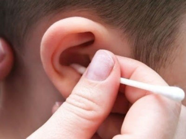 Thói quen dùng tăm bông lấy ráy tai gây hại ra sao?