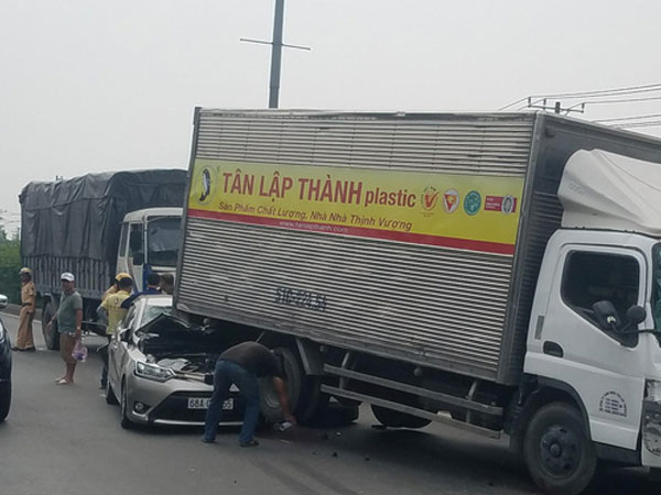 TP.HCM: 5 ô tô đâm liên hoàn, nhiều người may mắn bò ra khỏi cabin thoát chết