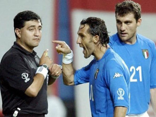 Trọng tài World Cup 2002, sau tai tiếng ở Hàn Quốc đến buôn ma túy