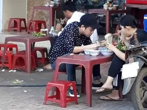 Trường Giang một mình âm thầm về quê Nhã Phương khi cô đang dự LHP Cannes