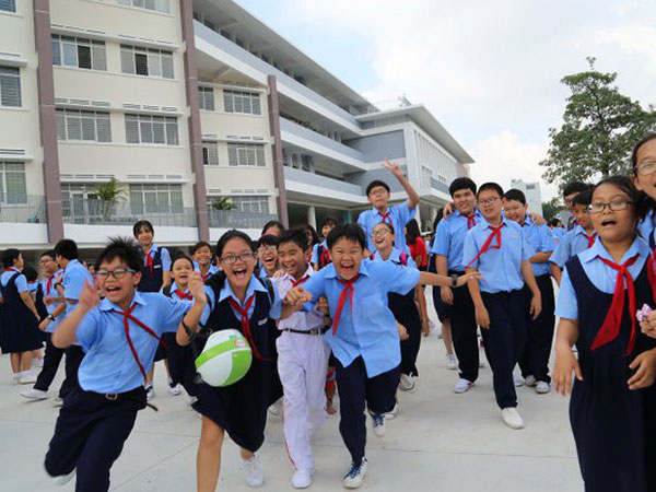 Vì ai mới lớp 1 con đã phải học bài đến 10 giờ đêm?