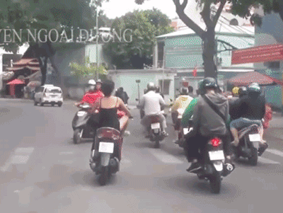 Video: Cô gái không đội mũ bảo hiểm, lạng lách trên phố Sài Gòn khiến cánh đàn ông phải 'xanh mặt'