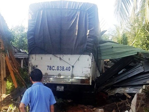 Xe tải lao sập nhà lúc đang ngủ, cả gia đình nhập viện