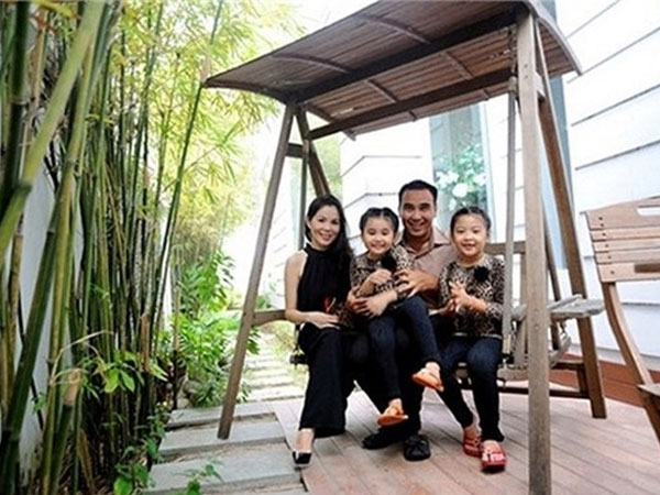 Bình dị, chân đất ai ngờ MC Quyền Linh sở hữu biệt thự 'khủng' triệu đô