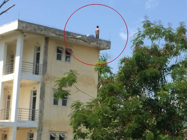 Muốn có xe máy và tiền để trả nợ quán net nhưng mẹ không cho, nam thanh niên trèo lên tầng 3 đòi tự tử
