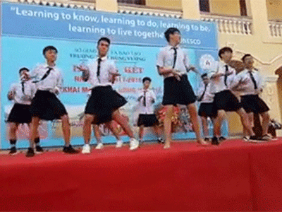 Con gái đâu hết rồi, vào đây mà xem nam sinh mặc váy nhảy BBoom BBoom dẻo dai không kém Momoland
