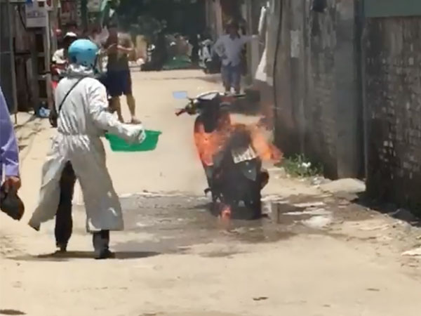Hưng Yên: Xe máy đang đi thì bốc cháy ngùn ngụt, chủ xe dội nước để dập lửa gây tranh cãi