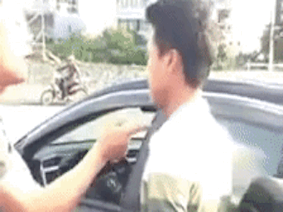 Liên tục chửi rồi tát người vượt đèn đỏ, hành động của tài xế ô tô khiến tất cả bất ngờ