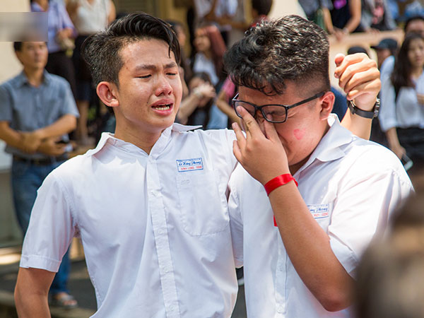Ngày ra trường của teen Lê Hồng Phong: Nụ cười và nước mắt, bạn tôi ơi xin bên nhau thêm chút nữa!