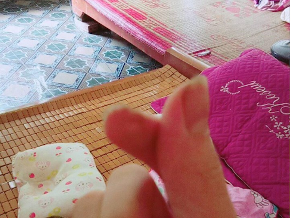 Nhìn chiếc giường mẹ chồng kê sát giường cưới vợ chồng son, bao người thắc mắc: Sao vẫn có con được giỏi vậy?