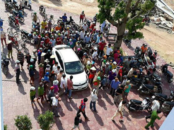 Sự thật vụ 500 người 'vây ráp' hai người nghi bắt cóc trẻ em