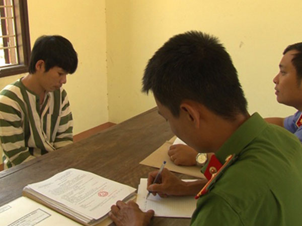Thanh niên phê cỏ Mỹ dùng dao chém công an